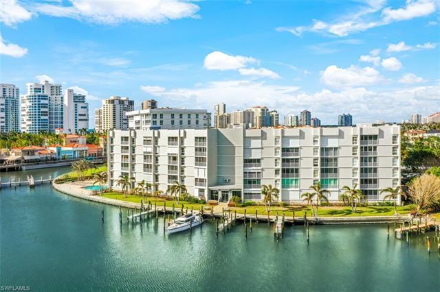 Pelican Point East Condominium Amenities and Grounds